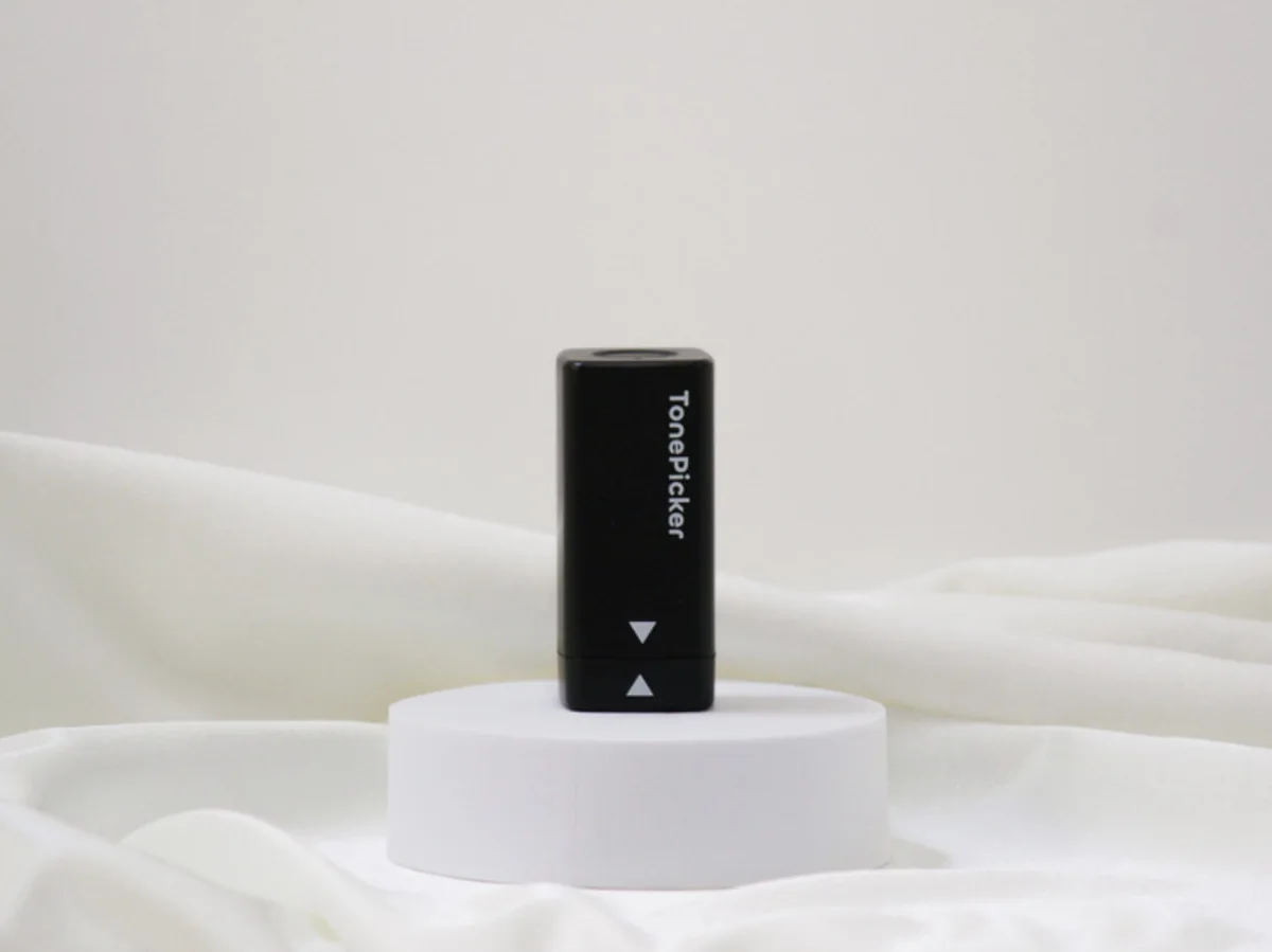 TONEPICKER compact color measurement device in studio black